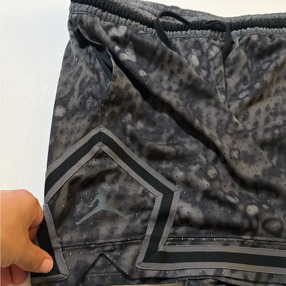 Jordan Men's extra large Black Patterned Shorts - Picture 2 of 8